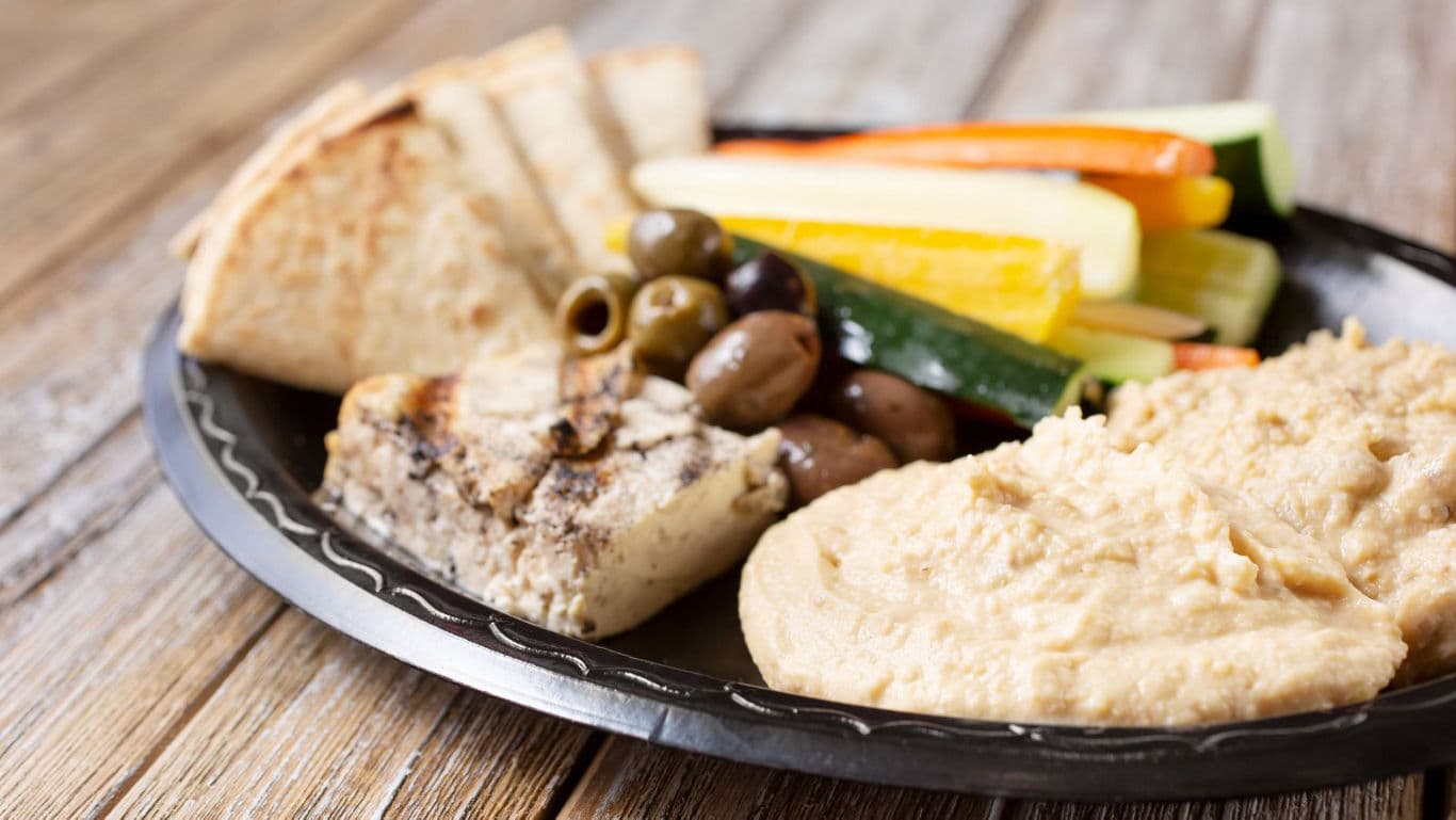 Mediterranean hummus platter with vegetables