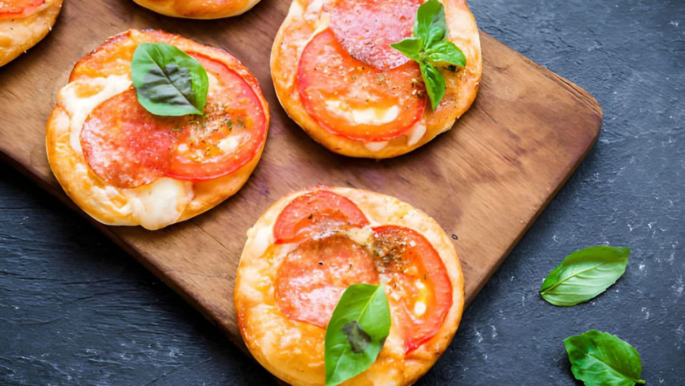 Mini pizzas with tomato and basil