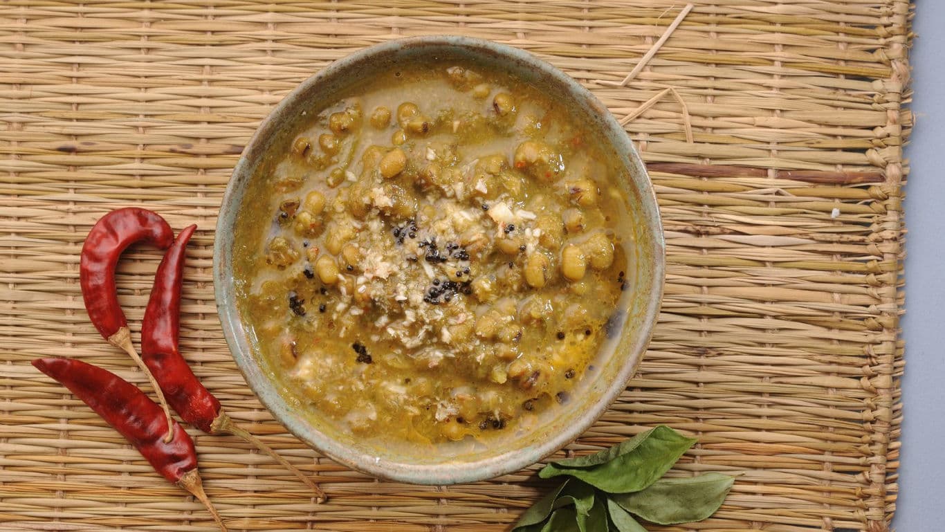 Spicy lentil curry with red chilies