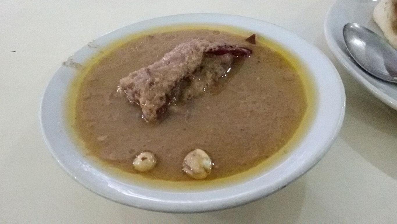 Mutton rezala in its mil, creamy Mughlai gravy