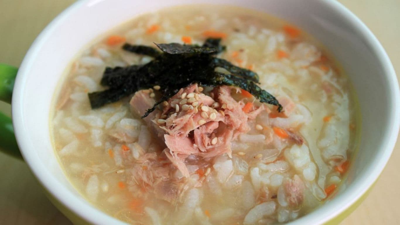 Warm rice porridge with tuna and seaweed
