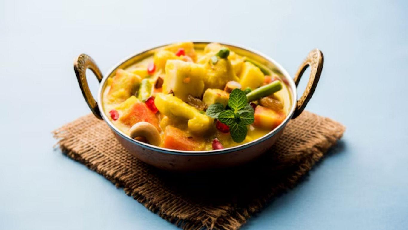Vegetable curry in traditional Indian bowl