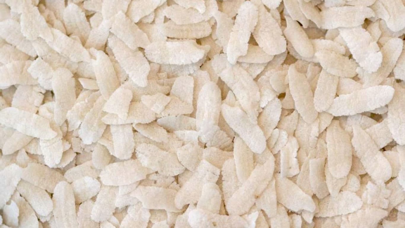 Close-up of white flattened rice flakes