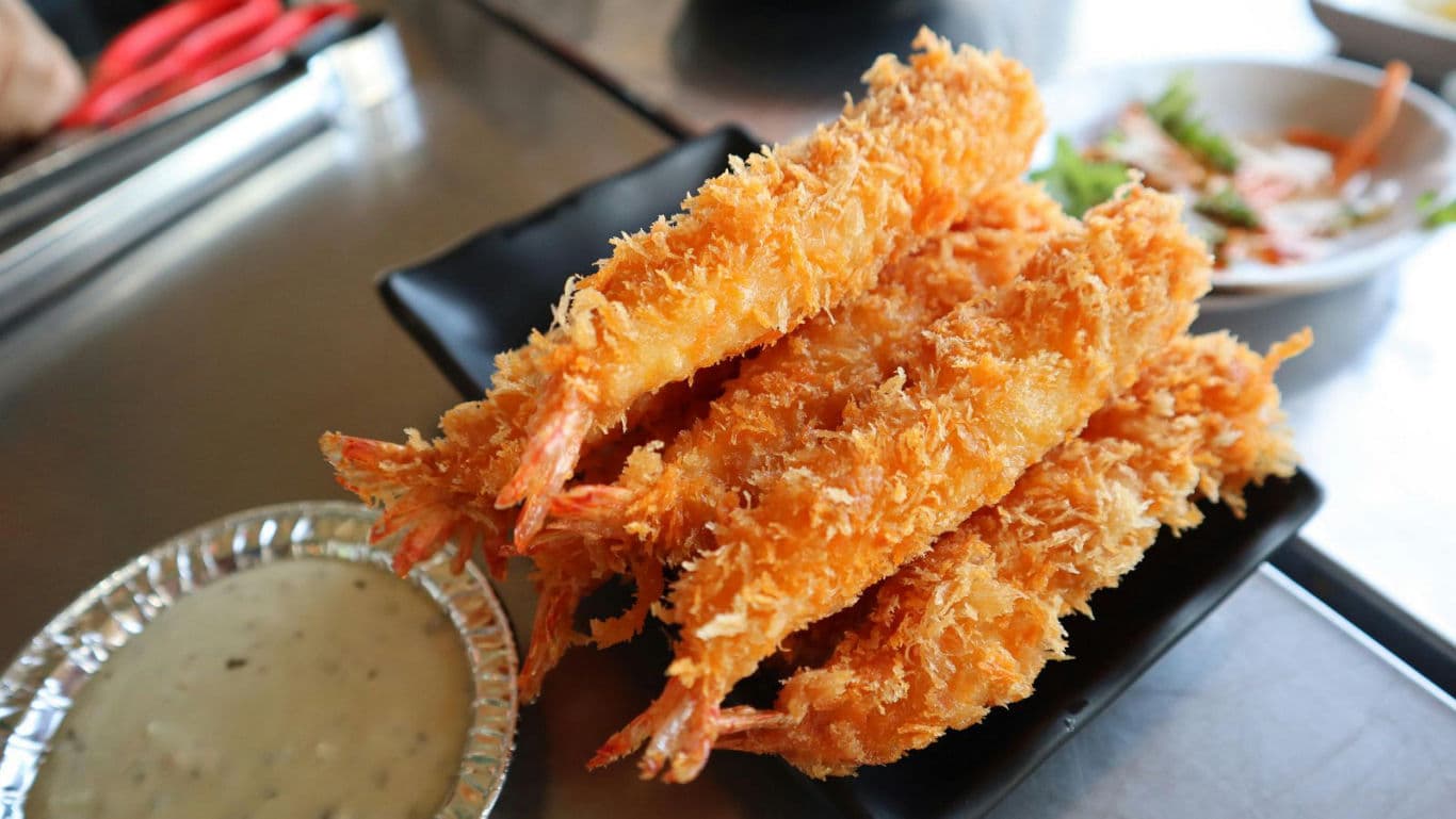 Crispy fried shrimp tempura with dipping sauce