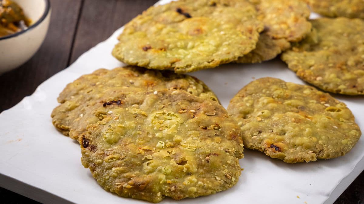 Palak Mathri on tray