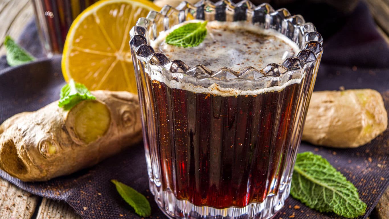 Iced ginger cola with lemon and mint