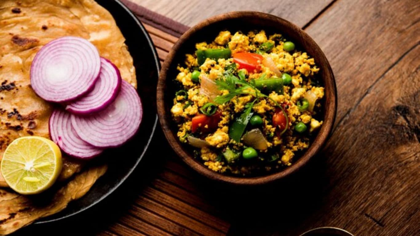 Vegetable curry with flatbread and lime