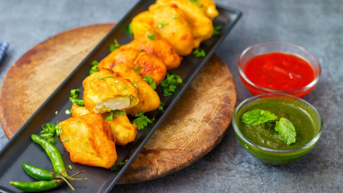 tray with paneer pakoras