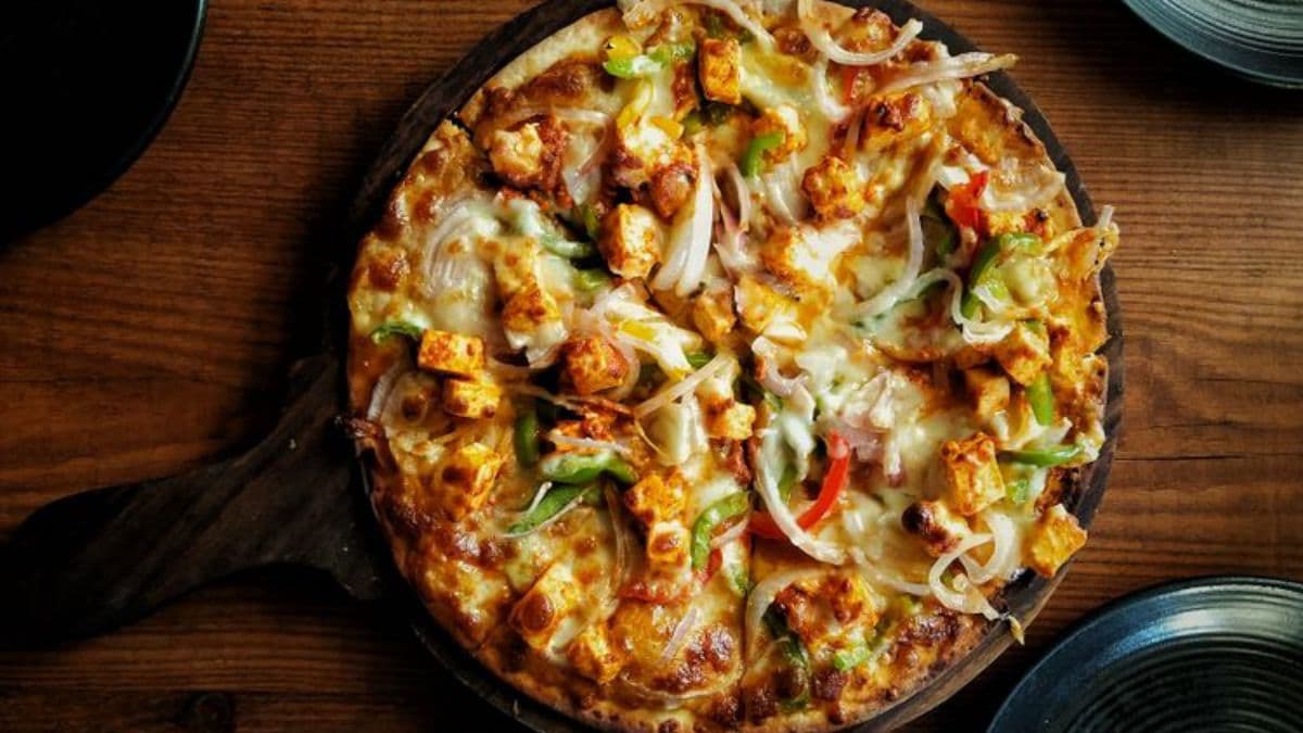 paneer tikka pizza in a pan