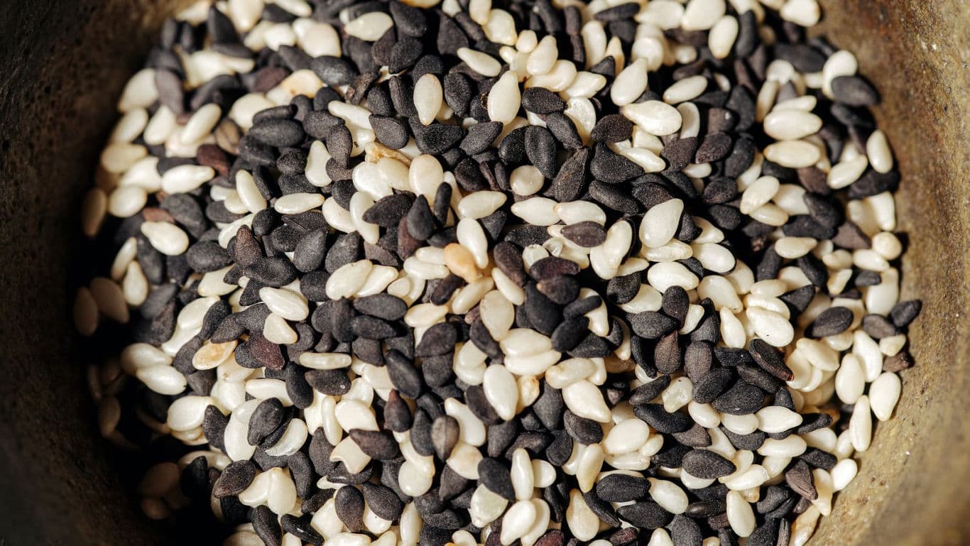 Close-up of mixed black and white sesame seeds