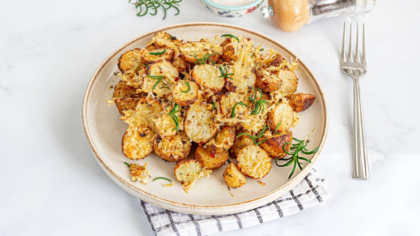 Crispy roasted potatoes with herbs