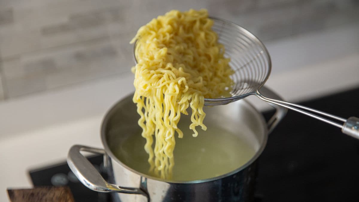 Cooking instant ramen noodles
