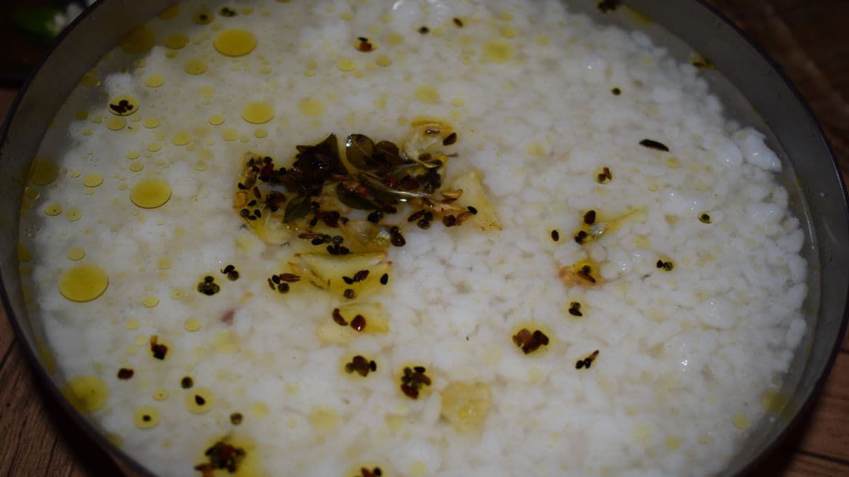 Close-up of tempering on dahi pakhala