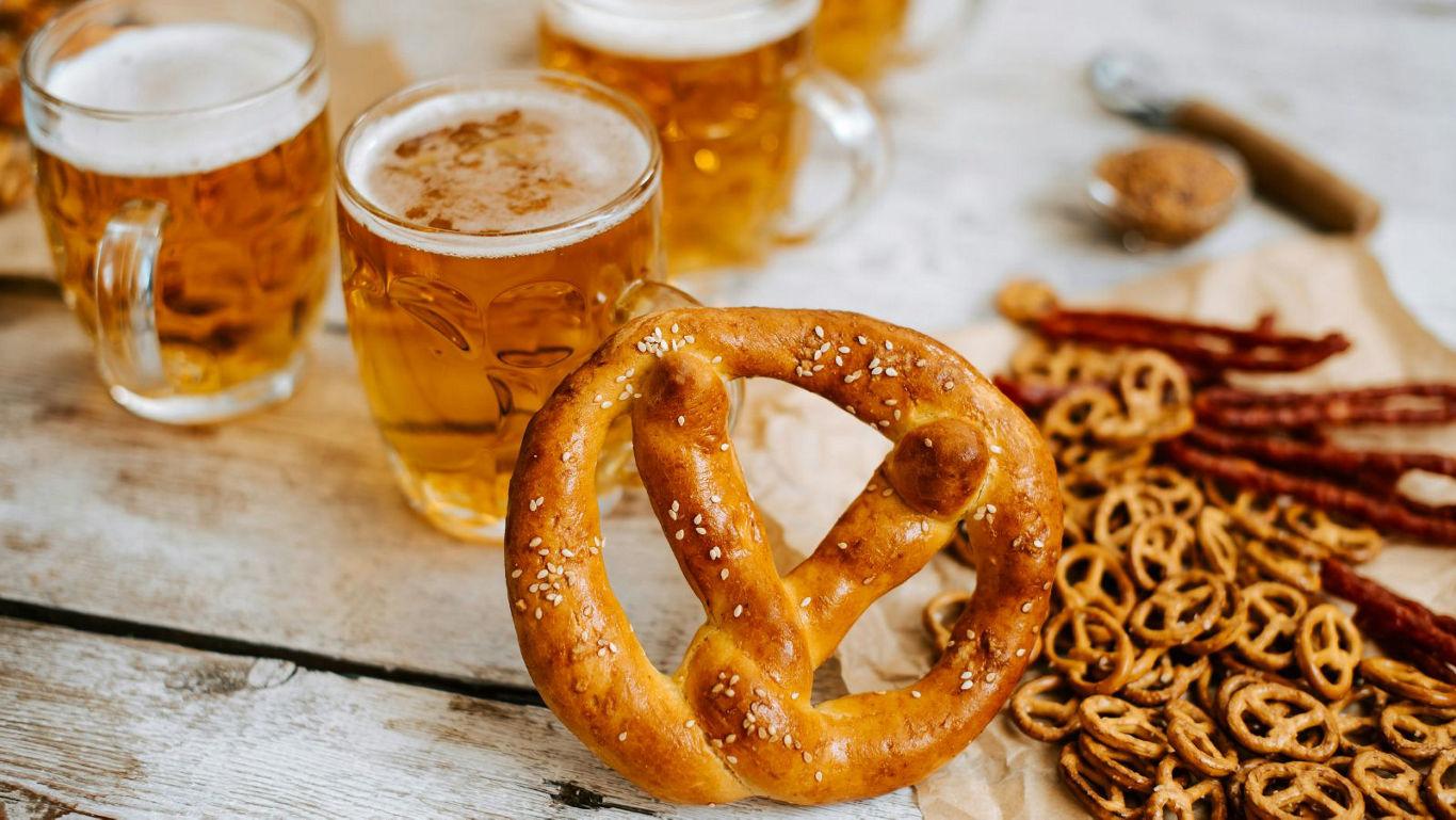 Beer mugs with pretzels and snacks