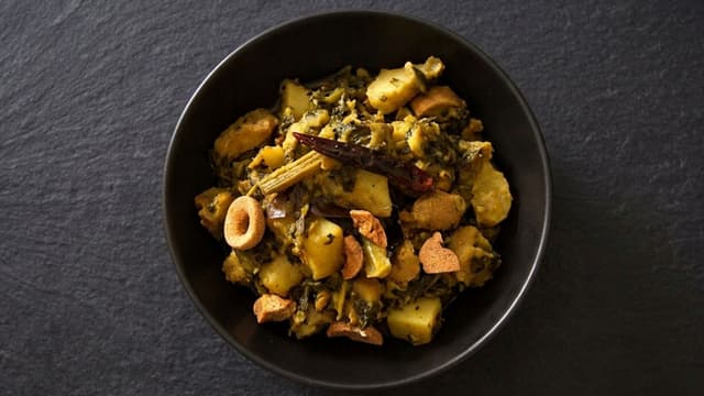 pui-saag-er-chorchori-bengali-recipe-with-seasonal-vegetables-thumbnail
