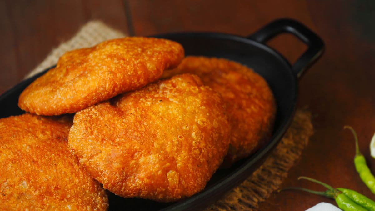 4 kachoris in a plate