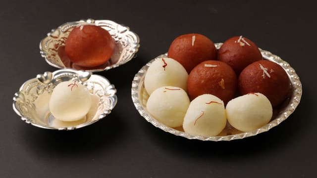 Rasgulla Vs Gulab Jamun