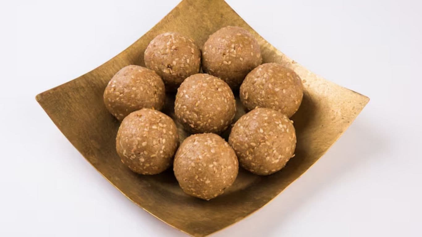 Golden plate with round sweet treats