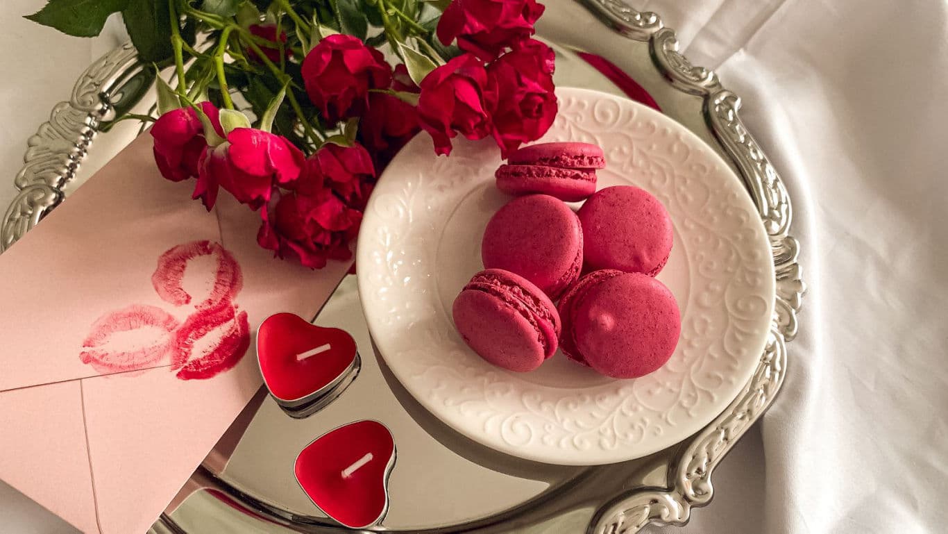 Rose macarons