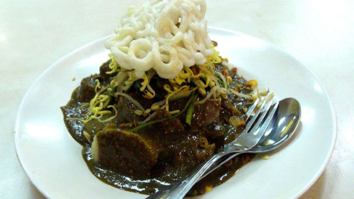 Indonesian lontong dish with crackers and sauce