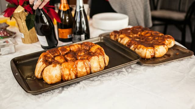 cheesy-garlic-monkey-bread-recipe-thumbnail
