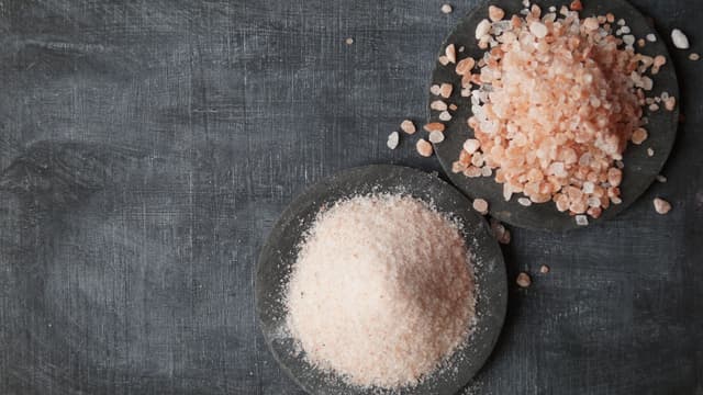 comparing-pink-salt-and-sea-salt-in-flavour-and-usage-thumbnail