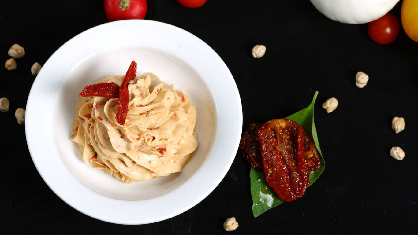 Creamy hummus with sun dried tomatoes