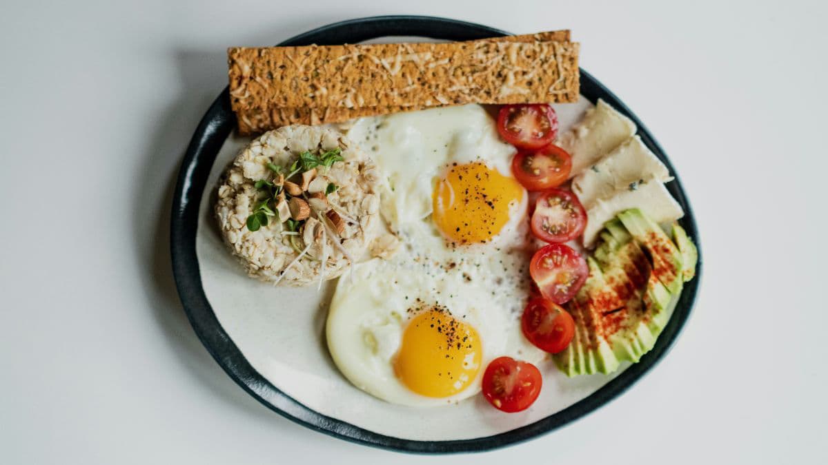 Fresh egg and vegetable breakfast plate 