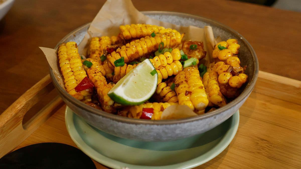 Seasoned corn platter for rainy days