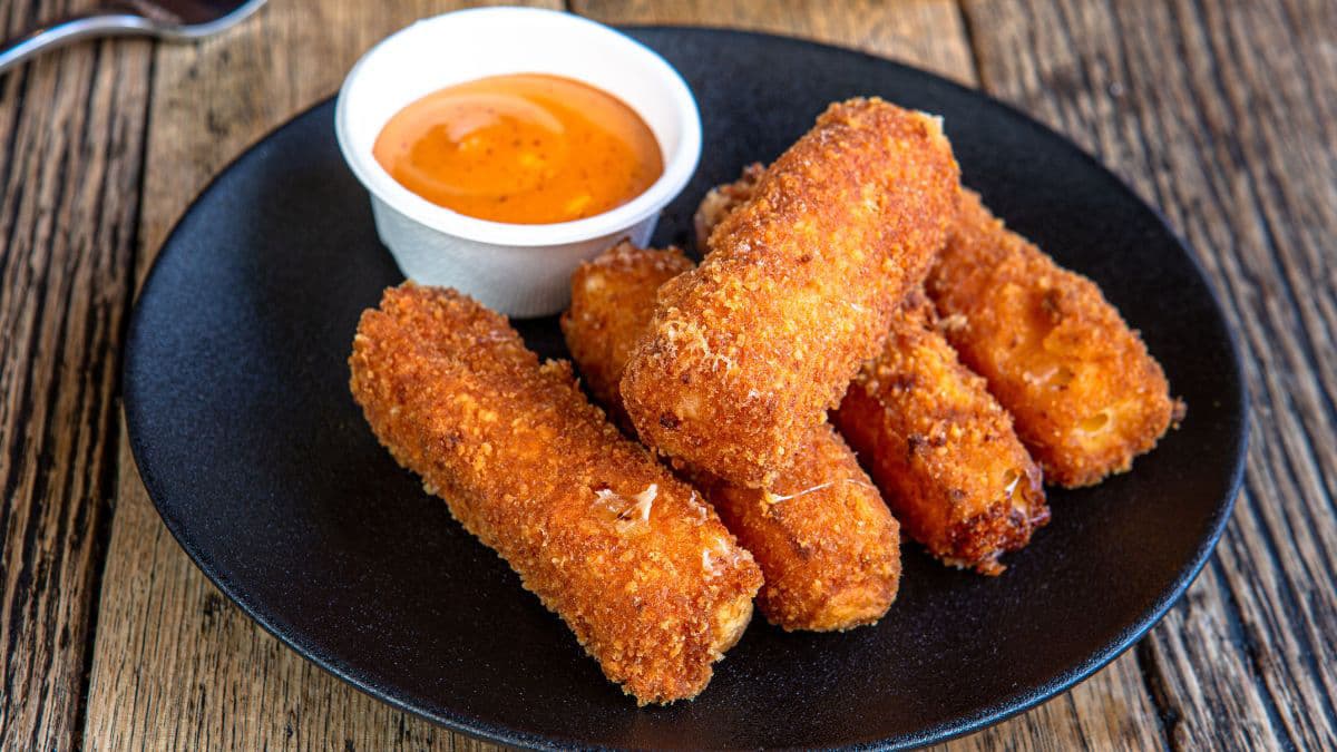 Crunchy snack sticks with dip