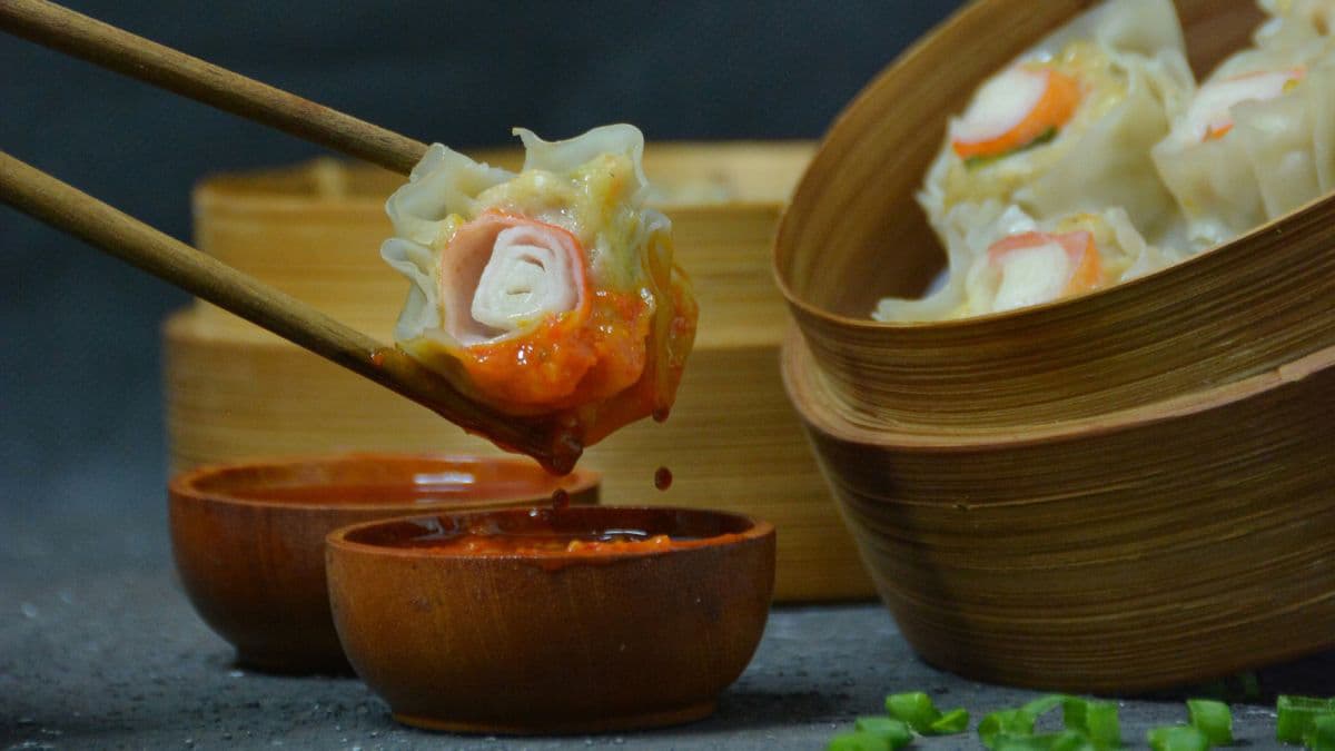Dimsums with dipping sauce.