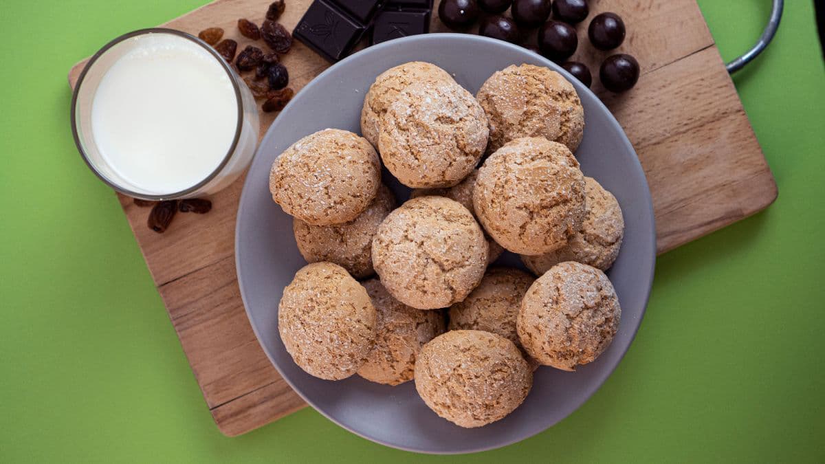 A bowl of round baked cookies.