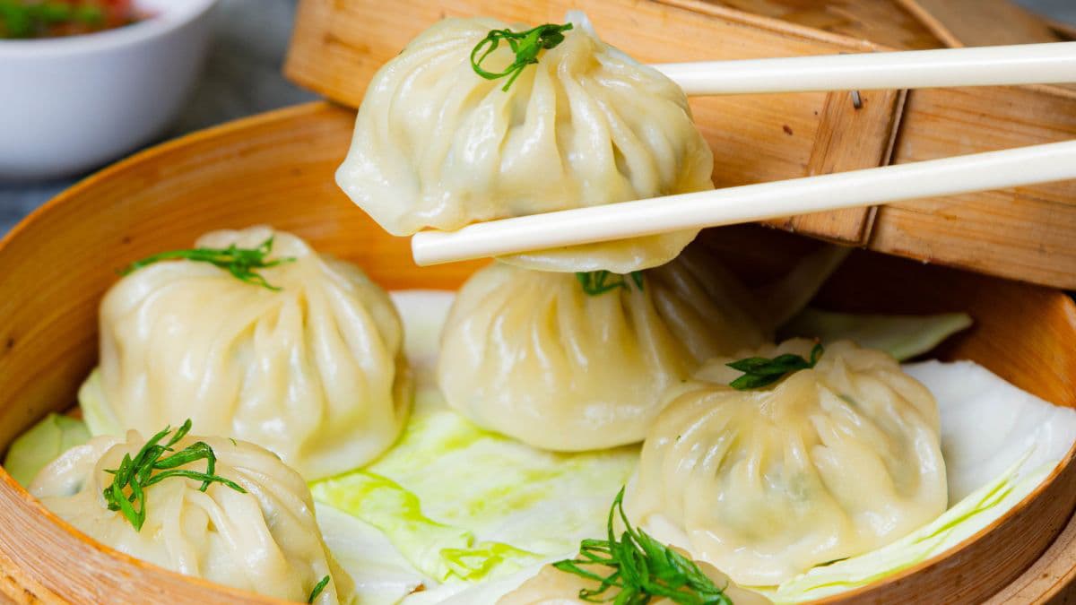 Veg steamed momo in a basket.