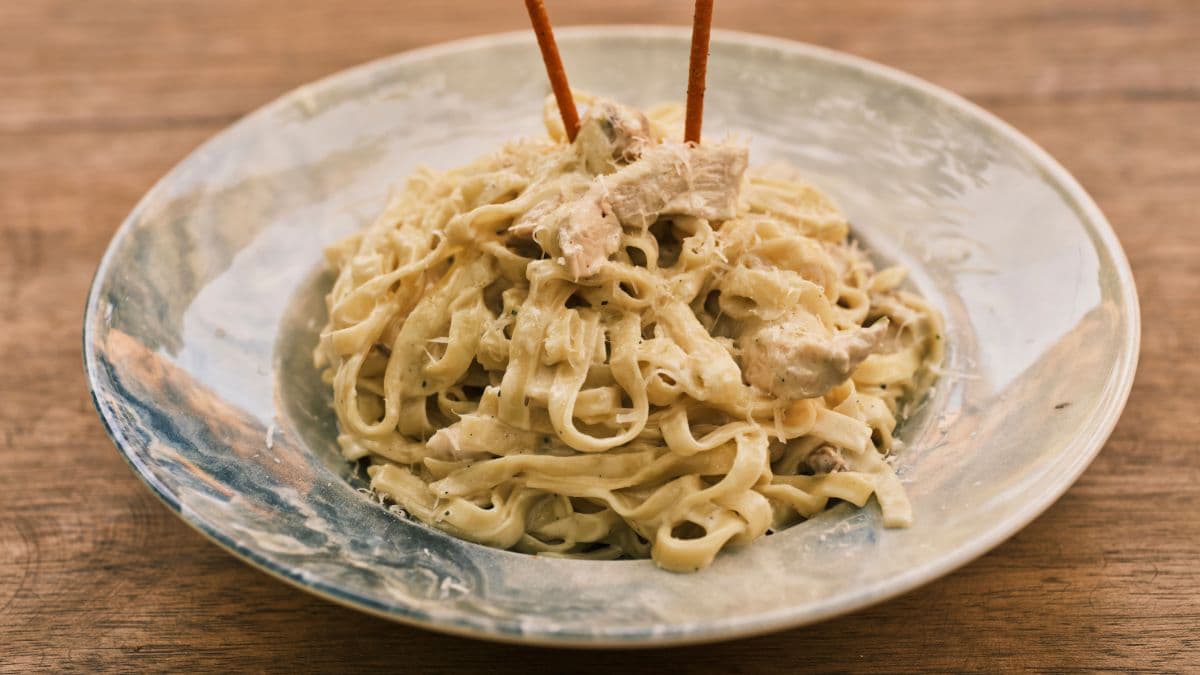 Alfredo sauce pasta.