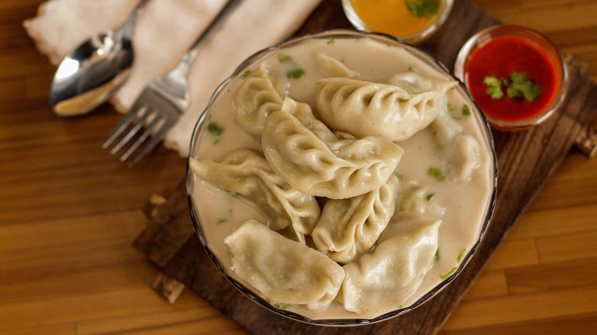 Chicken steamed momo on a plate.