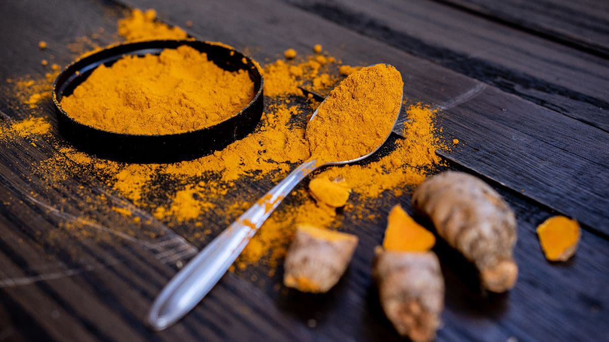 Turmeric root and turmeric powder.