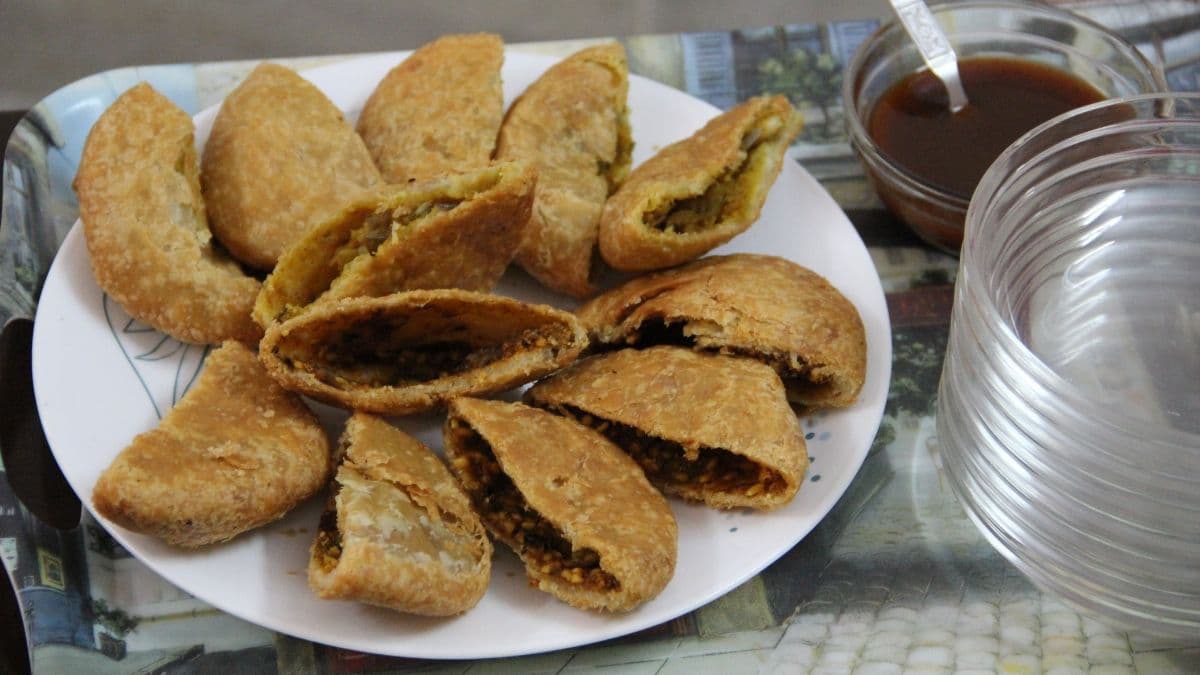 A plate of kachoris