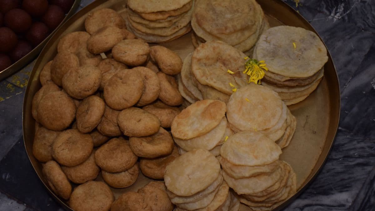 Stuffed poori in the basket