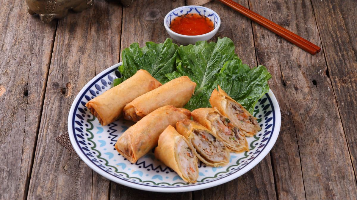 Golden spring rolls with dip 