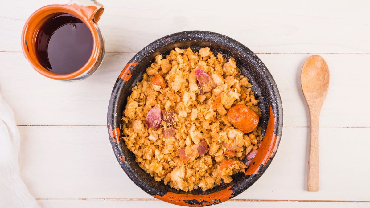 Spicy anda bhurji with bread 