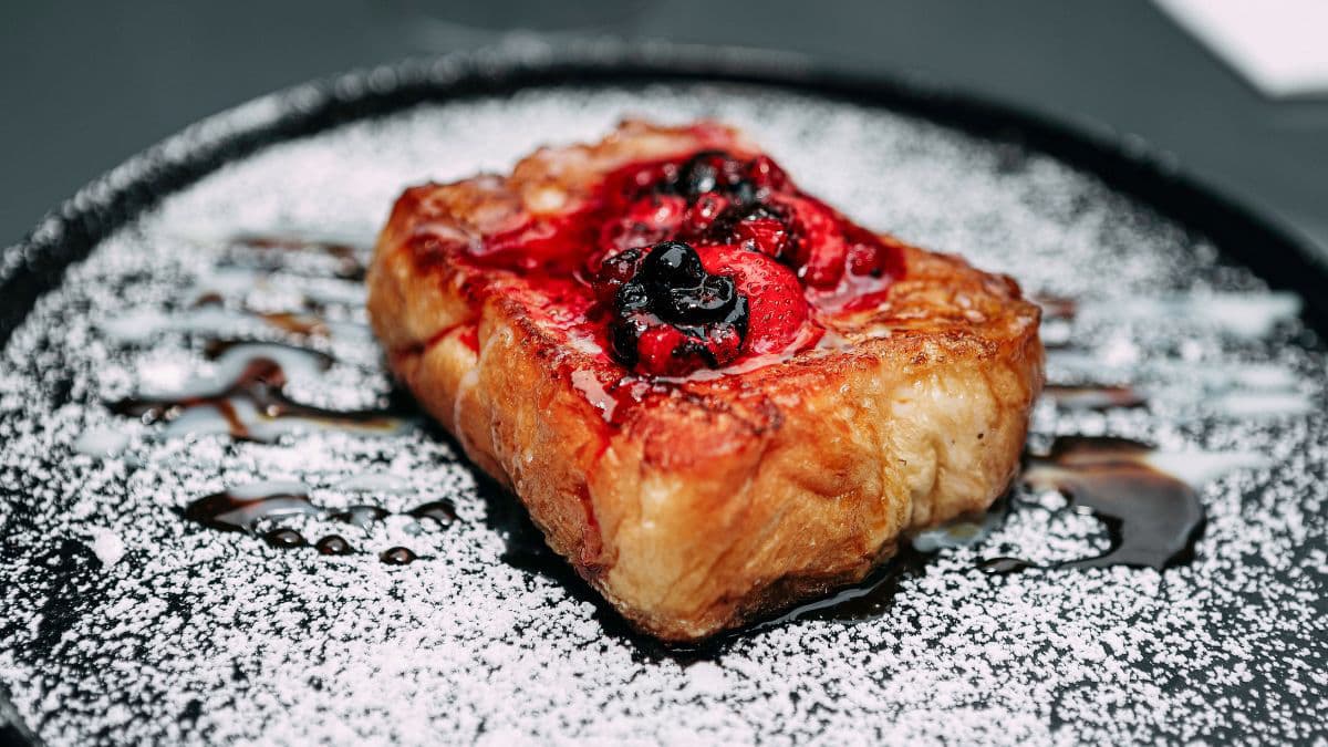French toast with maple syrup