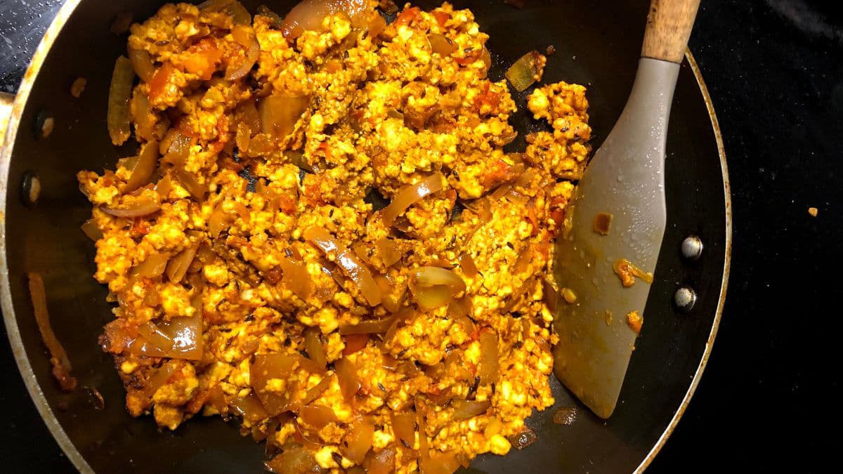 Cooking of paneer bhurji