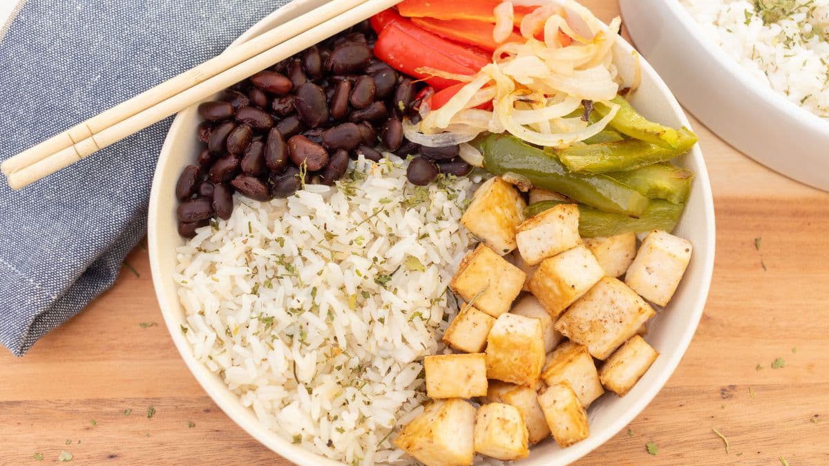 Tofu bowl with fresh vegetables 