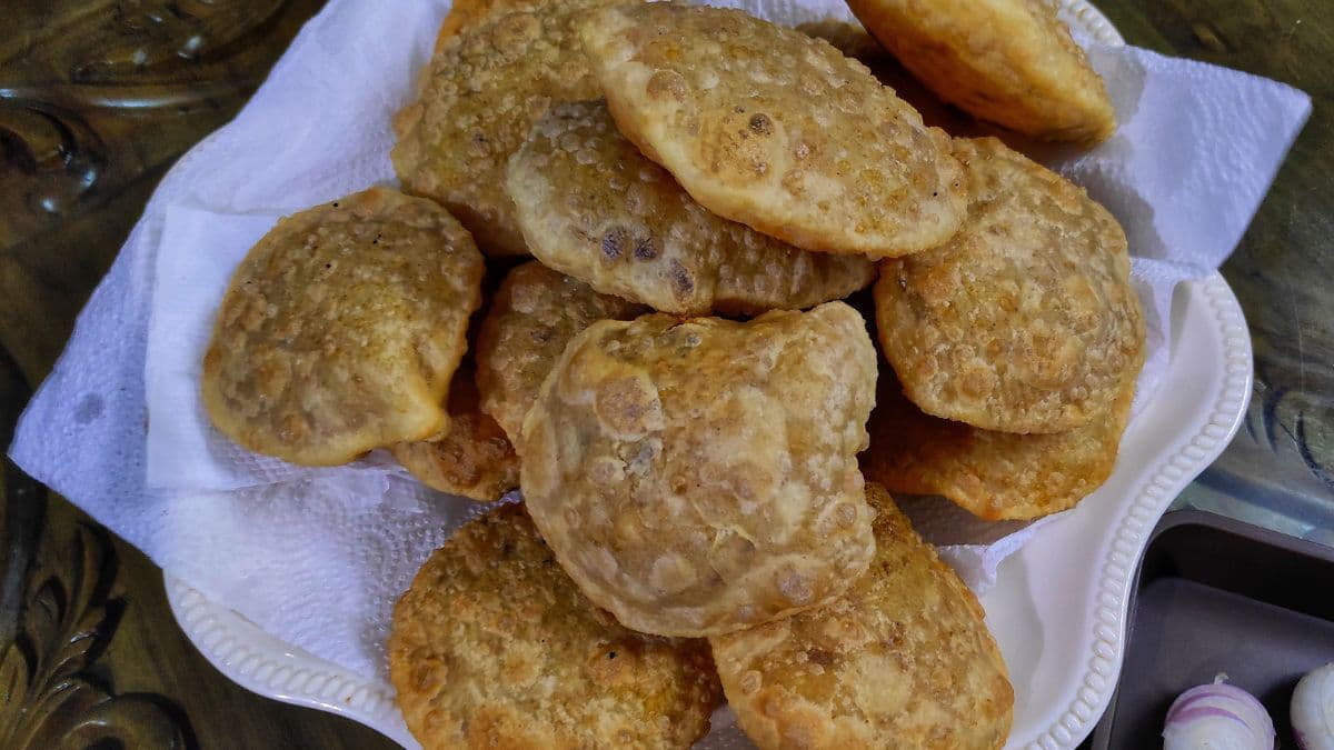 Pooris stuffed with lentils