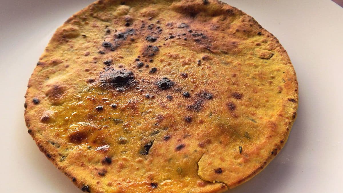 Punjabi missi roti made with chickpea flour 