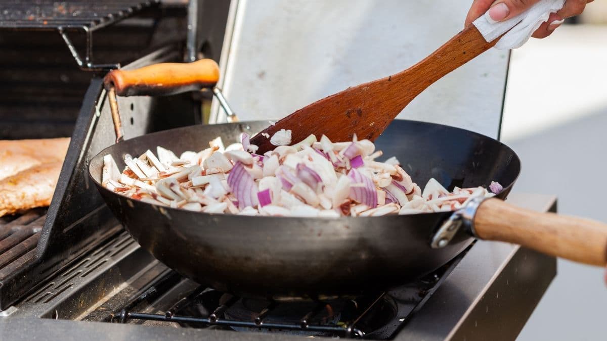 Cooking kachori filling