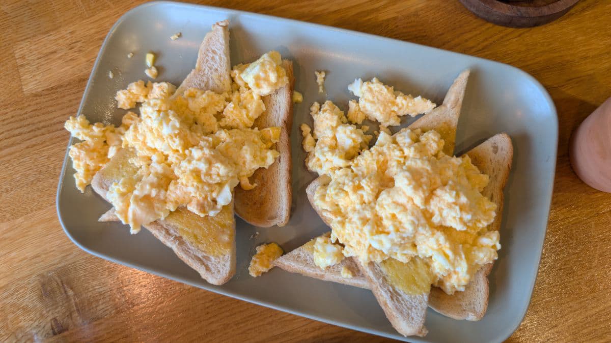 Scrambled eggs on the toast