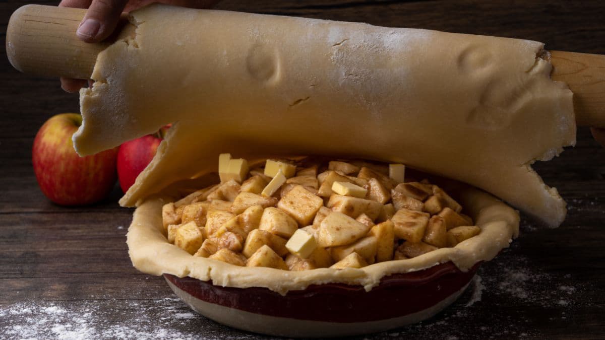 Assembling apple pie recipe