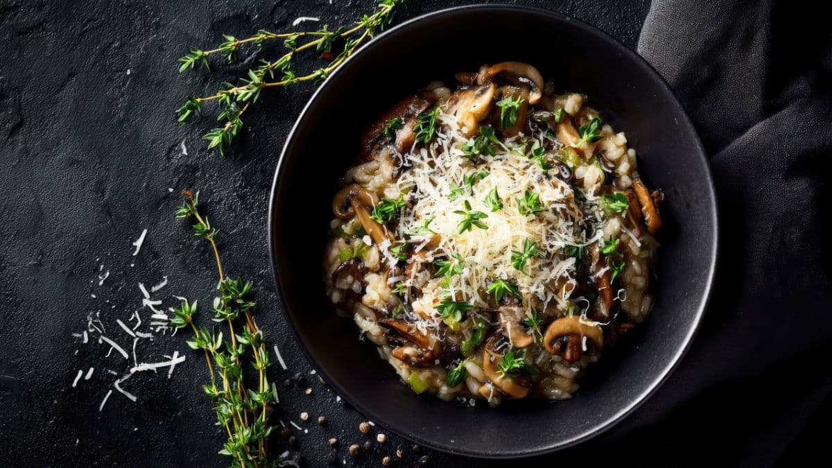 Mushroom risotto with thyme and cheese 