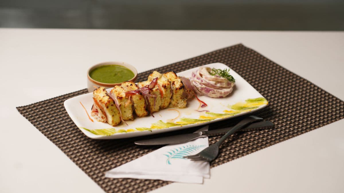 Paneer tikka with green chutney